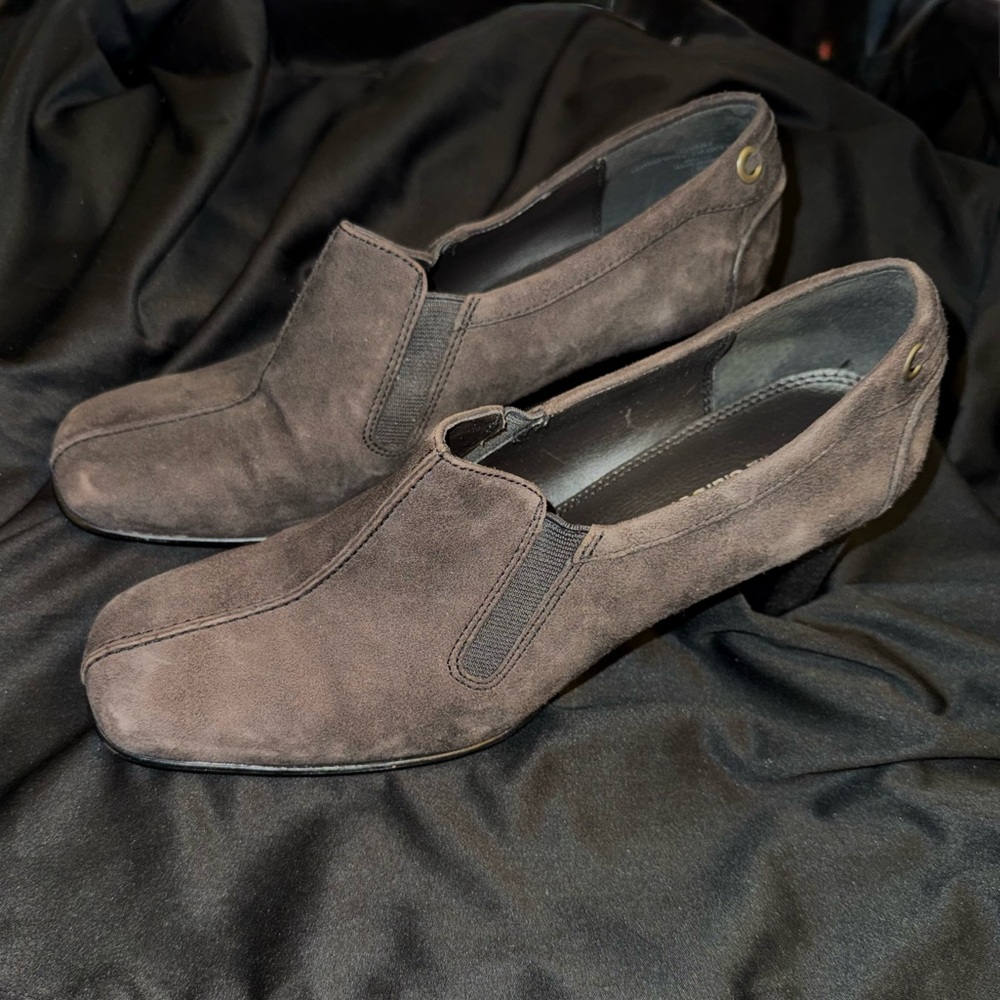 Darling Vintage Brown Suede and Leather Pumps 👜🕰️